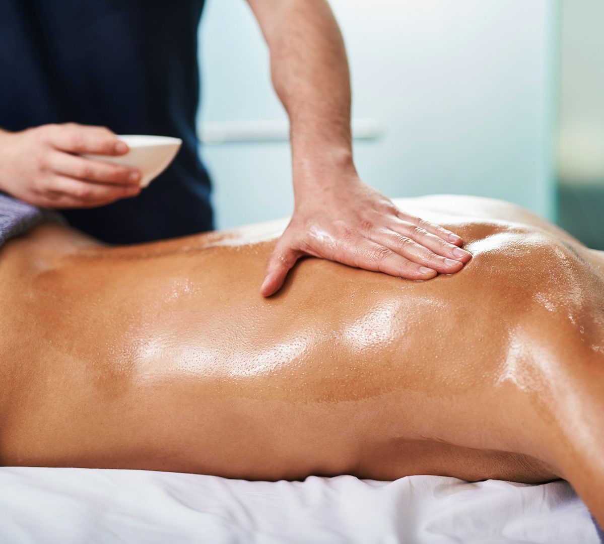 Frau in yogischer Entspannungshaltung auf einer Matte, umgeben von Pflanzen.