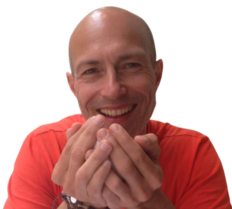 Mann mit Glatze lächelt und hält seine Hände in der Nähe des Gesichts.